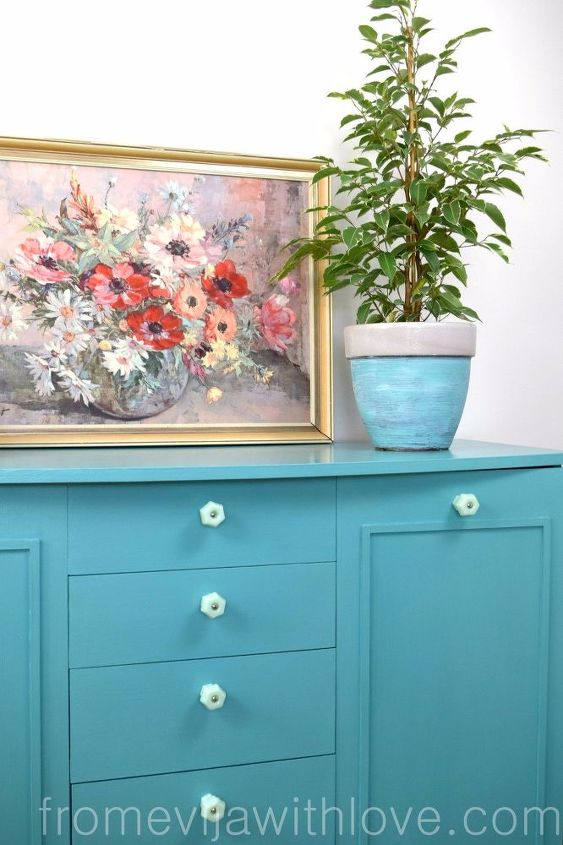 actualizar un viejo mueble con un color atrevido