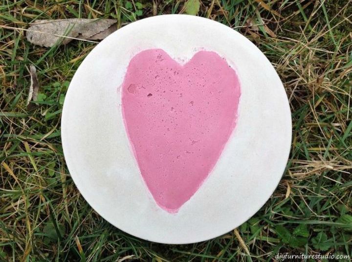 14 maneiras incrveis de adicionar cimento decorao da sua casa, Passo DIY Heart Valentine 39 s Day com cimento colorido embutido