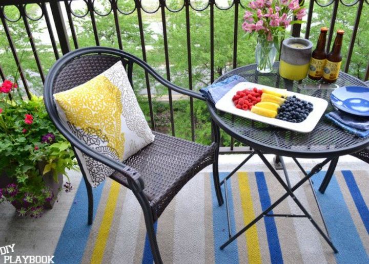 12 easy ways to upgrade your rug in less than 2 hours, Use a sponge to add layers of color
