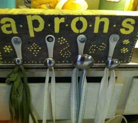 aade ms espacio en la cocina con estos 13 brillantes ganchos, O haz lo mismo con tus cucharas para los delantales