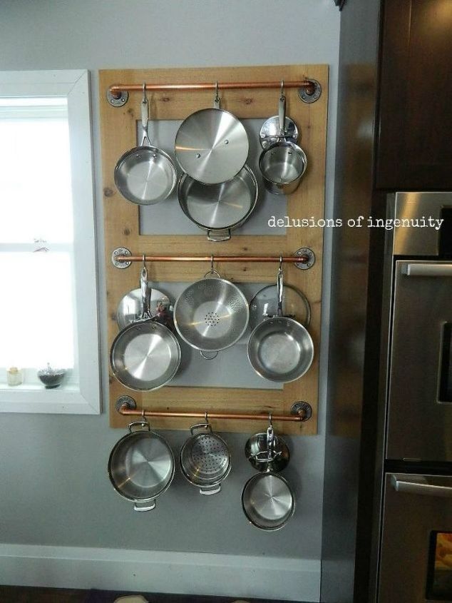 aade ms espacio en la cocina con estos 13 brillantes ganchos, Coloca un colgador de macetas con ganchos de ducha