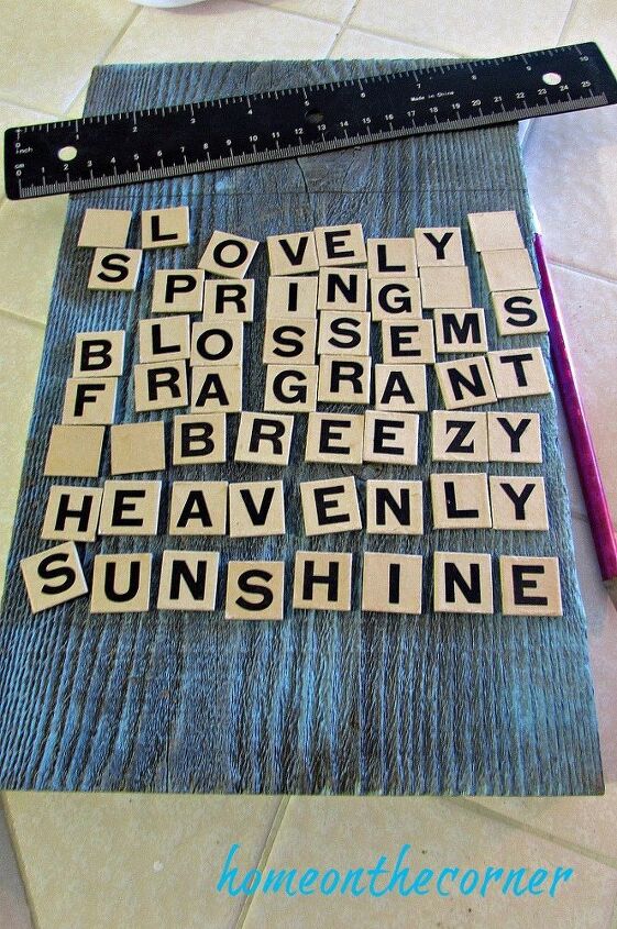 placa de madeira de primavera com ladrilhos de palavras cruzadas