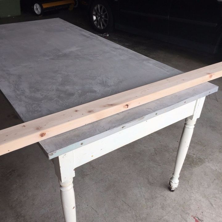 la mesa de la casa de campo se convierte en una mesa industrial