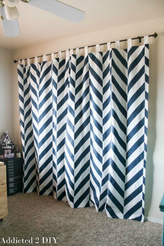 consigue el dormitorio de tus sueos con estas impresionantes ideas sobre telas, Crea una colorida cortina para tu armario
