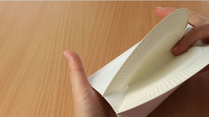 lmpara de alta tecnologa hecha con un plato de papel