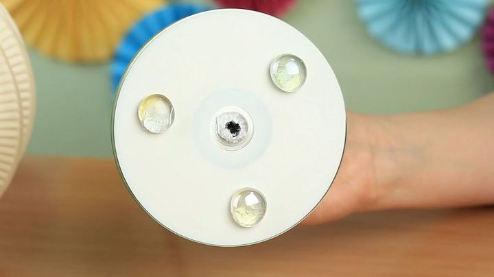 lmpada de alta tecnologia feita de um prato de papel