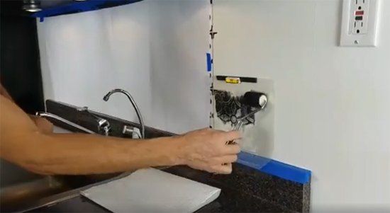 como fazer um estncil de azulejo falso para o backsplash da sua cozinha