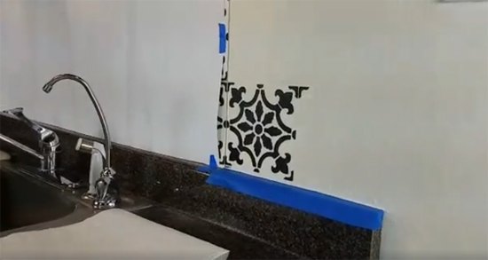 como fazer um estncil de azulejo falso para o backsplash da sua cozinha
