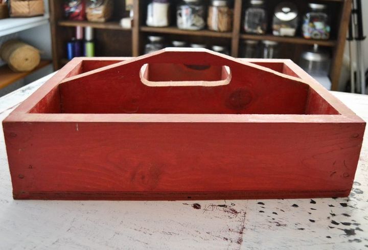 caja de herramientas vintage de madera convertida en almacen para manualidades