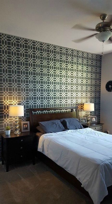 12 ideas para la pared del dormitorio que te van a enamorar, Dale un toque sofisticado con un stencil