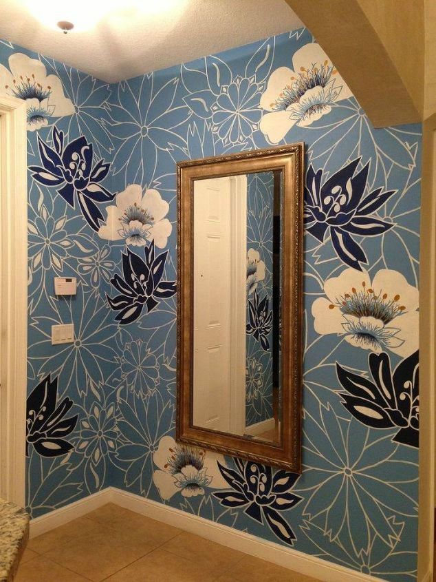 12 ideas para la pared del dormitorio que te van a enamorar, Utiliza un papel pintado estampado para inspirarte