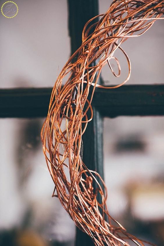 guirnalda de alambre de cobre con plantas de aire