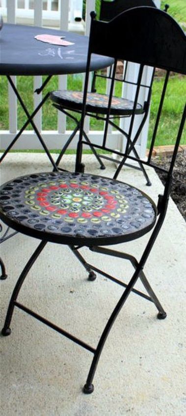 guarda los tapones de tus botellas para estas 28 ingeniosas ideas, Una silla de patio de metal con mosaico