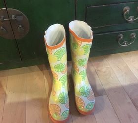 turn old rain boots into a planter, gardening