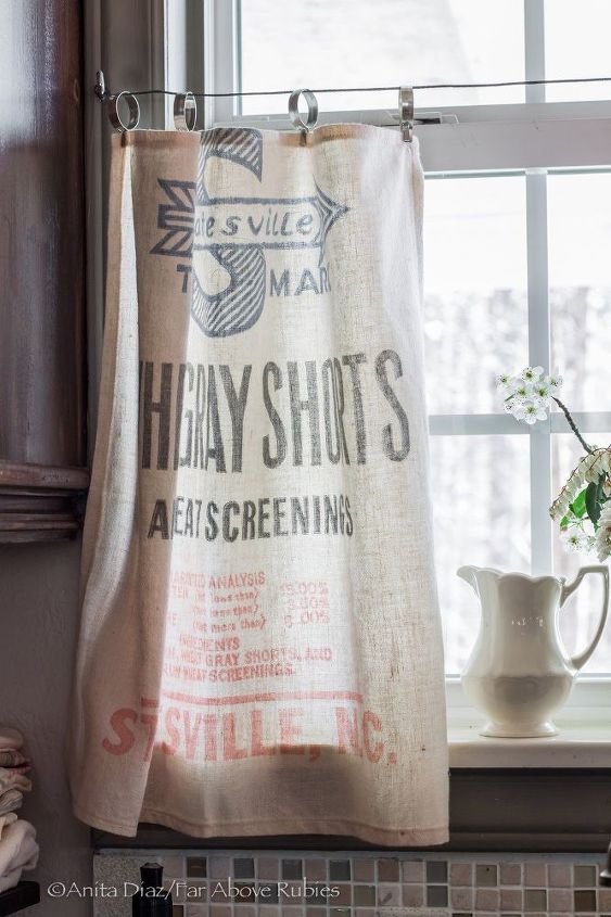 los sacos de pienso vintage se convierten en cortinas de cafe