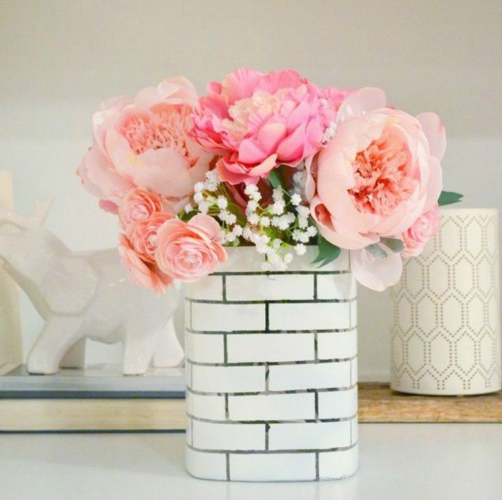 12 impresionantes formas de conseguir ese aspecto de ladrillo visto en tu casa, Crea un centro de mesa floral de ladrillo falso