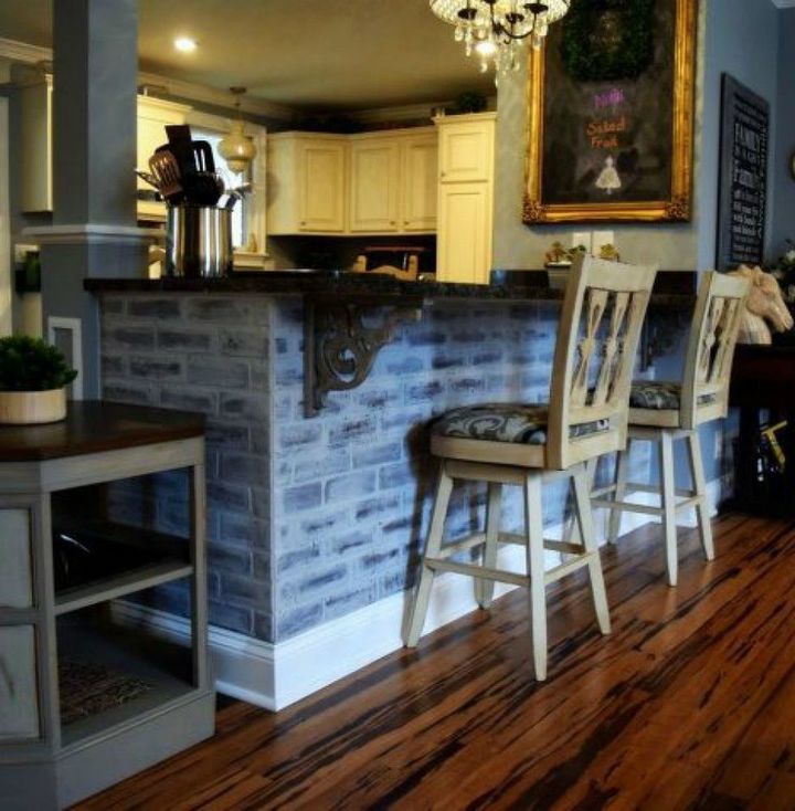 12 impresionantes formas de conseguir ese aspecto de ladrillo visto en tu casa, Rehaz la isla de tu cocina con paneles de imitaci n