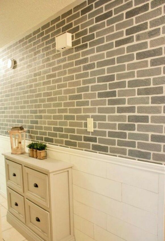 12 maneiras incrveis de obter aquele visual de tijolos expostos em sua casa, Um corredor de tijolos com modelo DIY