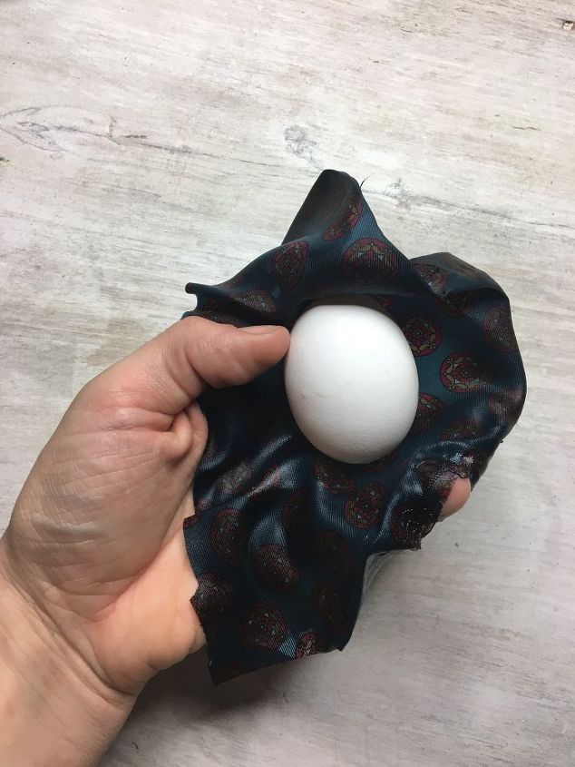 huevos de pascua teidos con corbata de seda