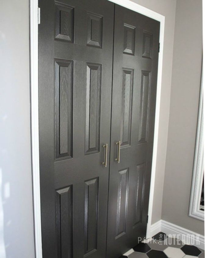 13 increbles transformaciones de puertas de armario que cambiarn tu habitacin, Estas modernas puertas con tirador de lat n gris