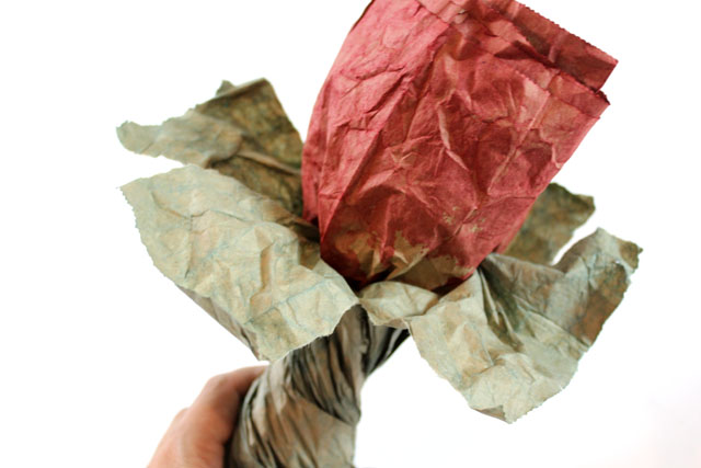 rosas hechas con bolsas de papel marrn