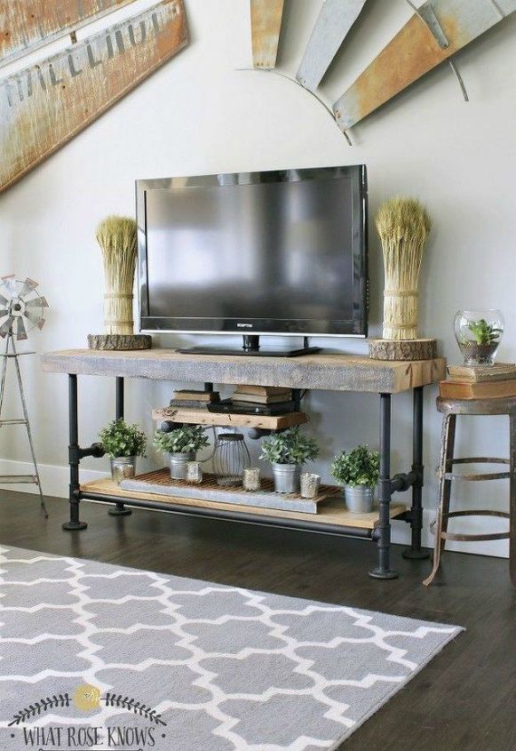 las 15 formas ms chulas de reutilizar las tuberas en la decoracin de tu casa, Soporte de TV de madera recuperada y tubo negro