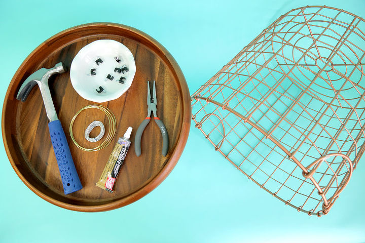 mesa lateral reciclada de uma bandeja de madeira e uma cesta de arame
