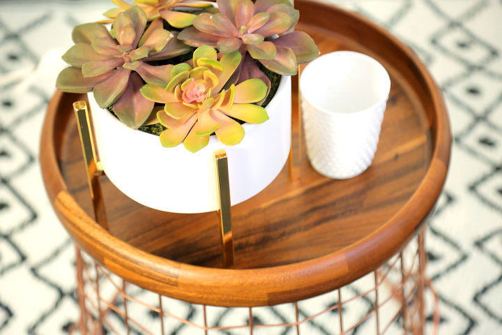 mesa lateral reciclada de uma bandeja de madeira e uma cesta de arame