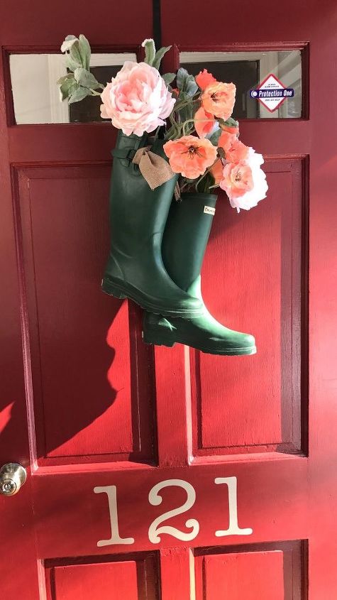 4 ways to use old rain boots for spring decor