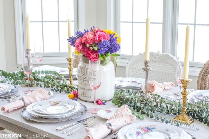 arranjos de flores da primavera adicionam cor a uma mesa sazonal