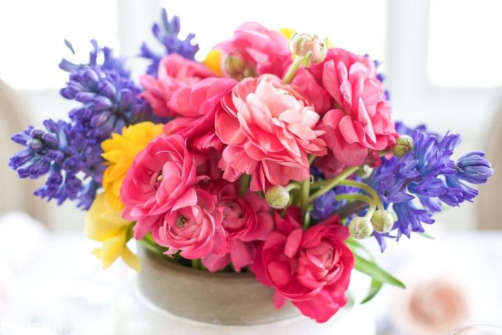 arranjos de flores da primavera adicionam cor a uma mesa sazonal