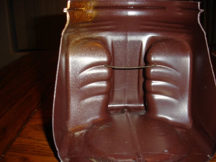 bandeja de p feita de um recipiente de caf, Arame para segurar a escova