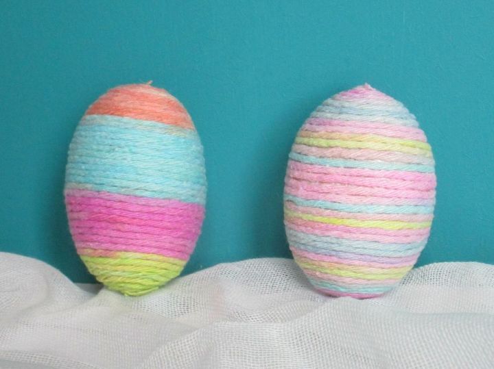 bonitos huevos envueltos en hilo