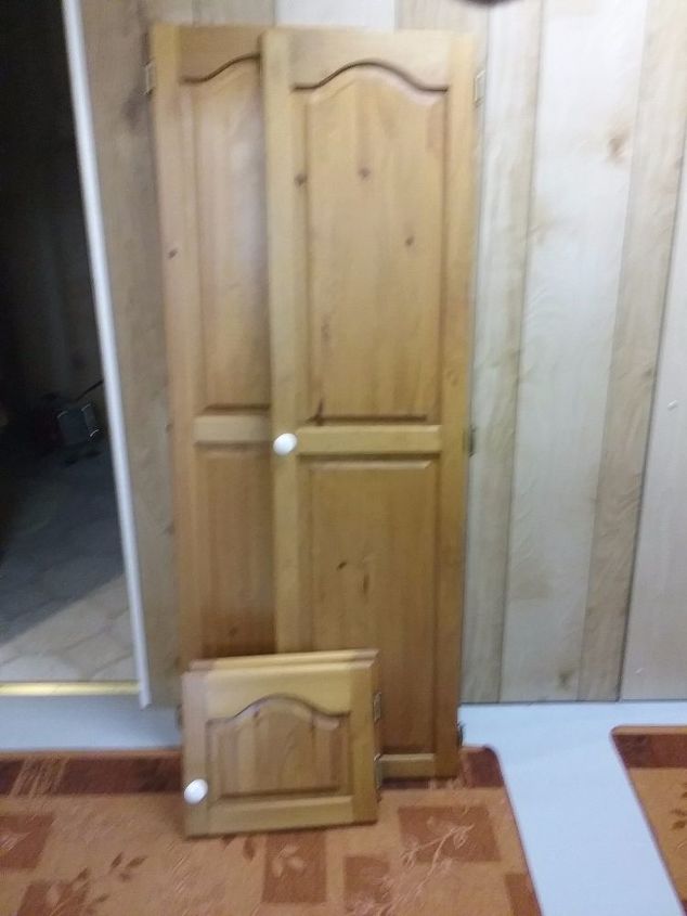puertas del armario convertido en arbol del pasillo