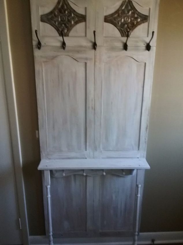 puertas del armario convertido en rbol del pasillo
