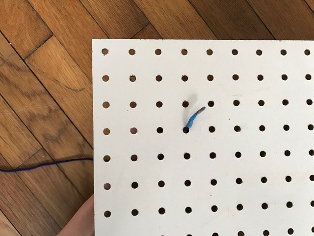 percha de punto de cruz de pegboard