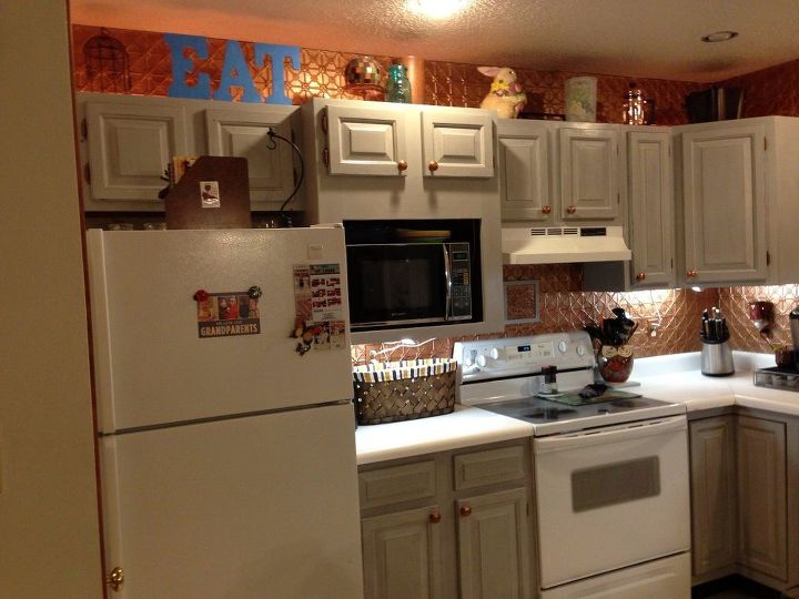 una actualizacin de los gabinetes de cocina pintados y las encimeras, Despu s de 3 capas de pintura y cera