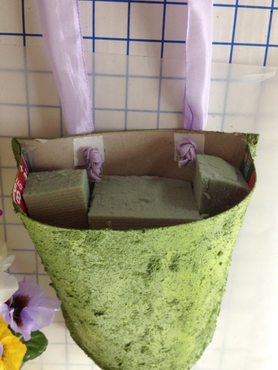 coroa de bolso de caixa de cereal reciclada para a primavera