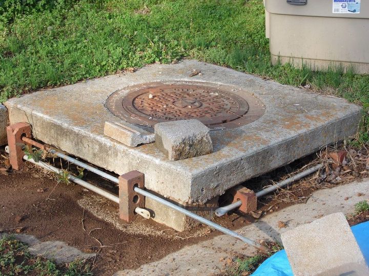 cul es la mejor manera de ocultar una alcantarilla puesta en mi patio por la ciudad