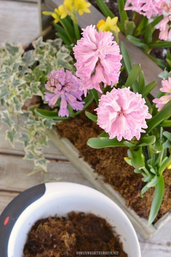 crea un fcil centro de mesa con flores de primavera para pascua