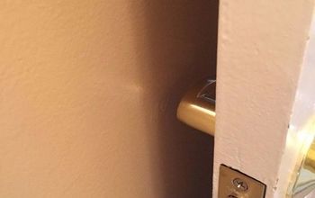  Não deixe a porta marcar as paredes do banheiro recém-pintadas.