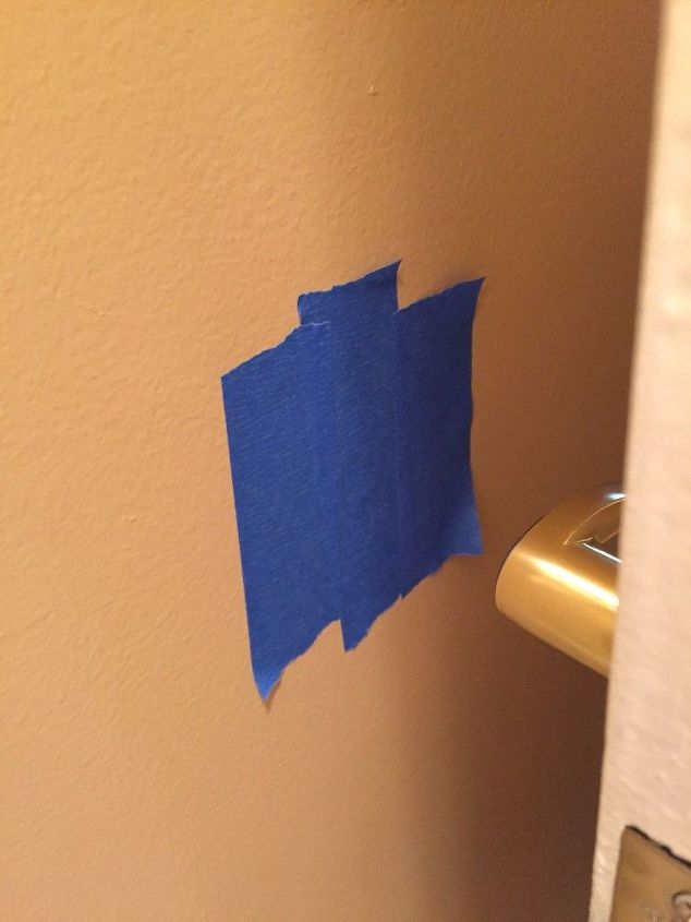 no deixe a porta marcar as paredes do banheiro recm pintadas, Fita adesiva primeiro