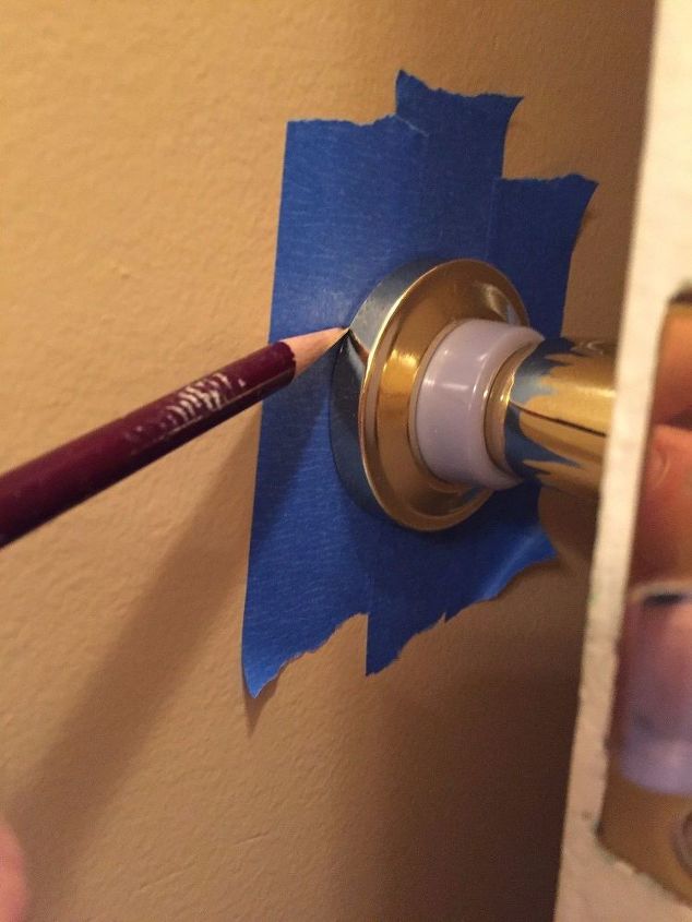 no deixe a porta marcar as paredes do banheiro recm pintadas, Alinhado com a ma aneta da porta com o protetor