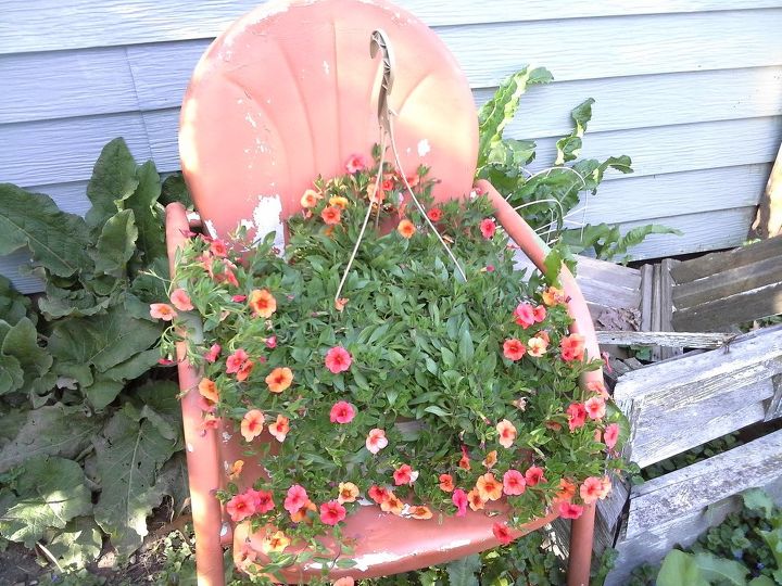 sinal de jardim pintado em uma velha cadeira de metal
