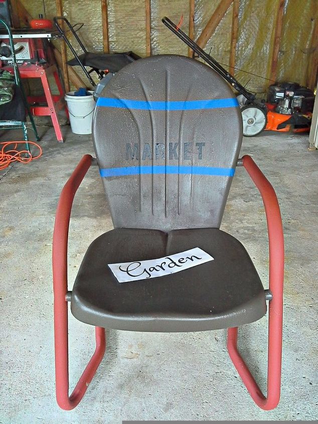 sinal de jardim pintado em uma velha cadeira de metal