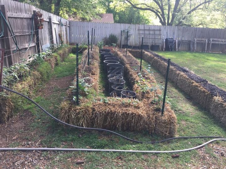 jardinera con balas de paja