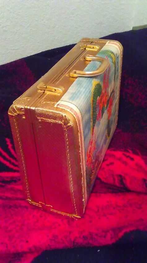maleta pequea upcyled con calendarios vintage