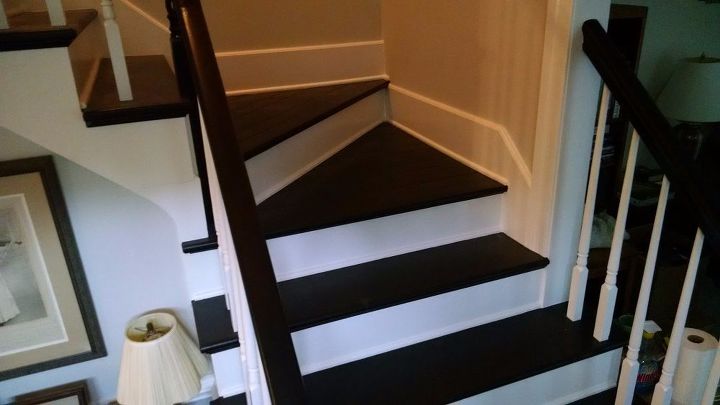 caja de la escalera en blanco y negro