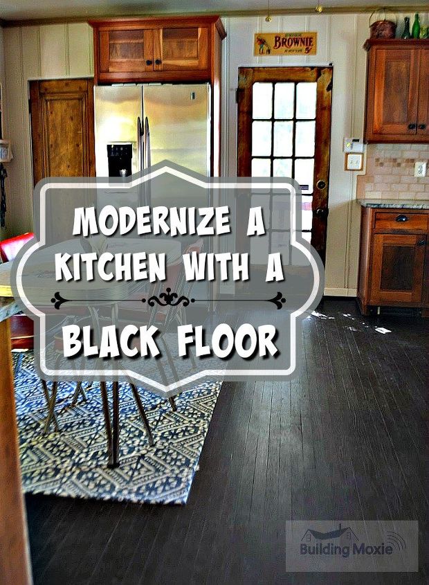 refinando um piso de madeira antigo pintando um piso de cozinha de madeira preto