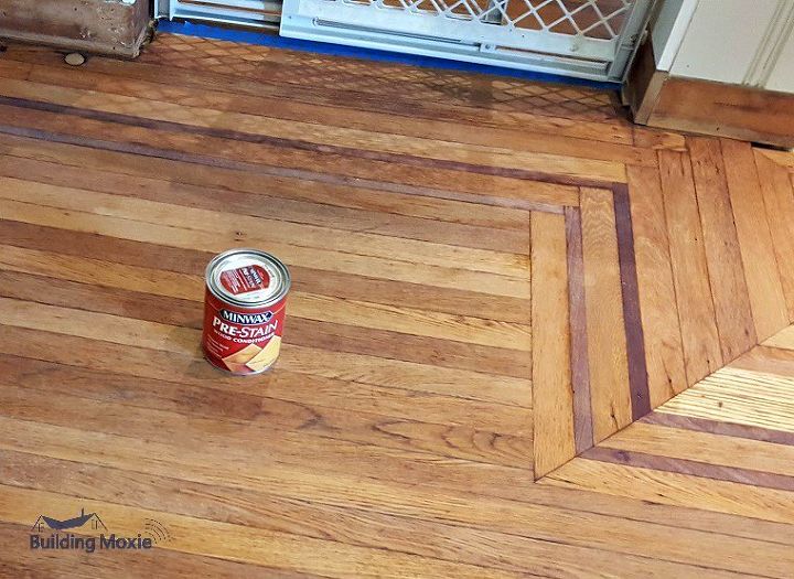refinando um piso de madeira antigo pintando um piso de cozinha de madeira preto